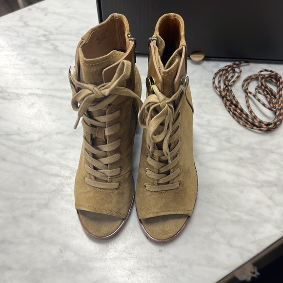 NIB Frye Danica Lug Combat Peep Toe Heeled Lace UP Bootie Size 6.5 in Sand Suede - Picture 6 of 12